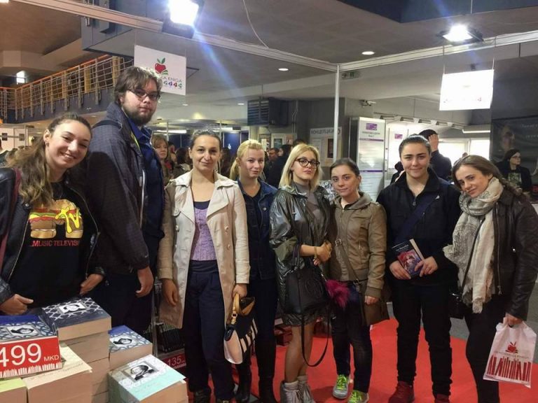Студентите на ФСЈ при УАКС го посетија Саемот на книга во Скопје