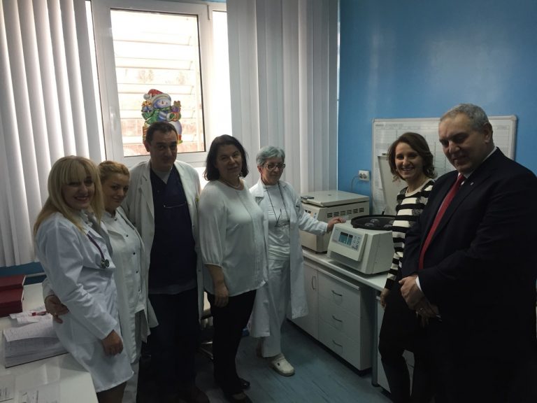Универзитет Американ Колеџ Скопјe донираше лабораториска центрифуга на ЈЗУ Универзитетската клиниката за детски болести во Скопје